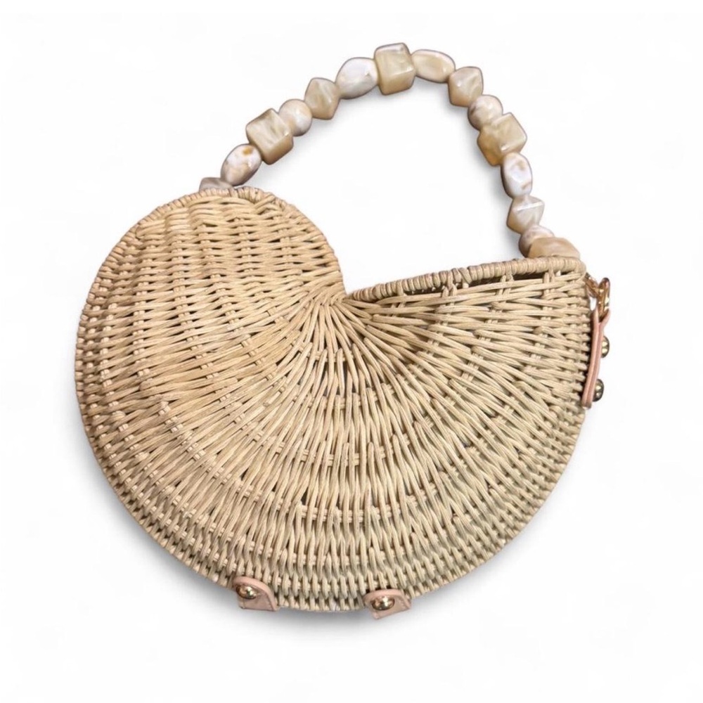 Elegant Natural Woven Shell Shaped Handbag with Shell Handle - Picture 3 of 9